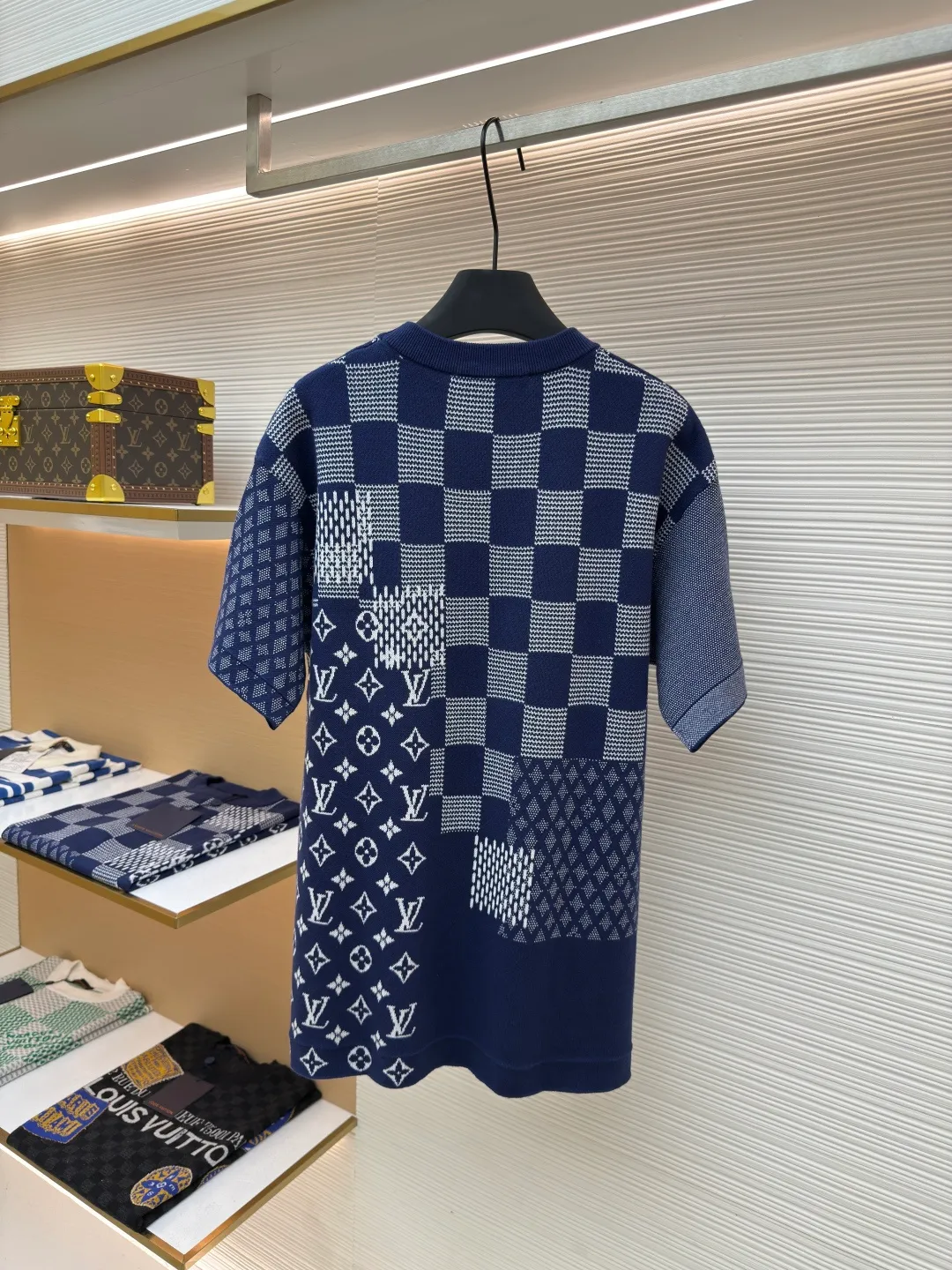 LOUIS VUITTON letter jacquard knitted short sleeves ●Authentic product: purchased and developed for 10899 ●Item number: 1680369-A90 ●Fabric: jacquard fabric ●Technology: knitted ●Version: fitted version ●Weight: about 350 grams ●Size: XS-S-M-L ●Description: With its unique design concept and exquisite craftsmanship, it perfectly combines fashion and comfort, becoming a trendy item for both men and women. The short sleeves are made of high-quality knitted fabric, which is soft and skin-friendly and has good breathability, keeping the skin dry and comfortable even in the hot summer. The unique letter jacquard elements are embellished on the body of the garment in an orderly manner, which not only adds a sense of visual hierarchy, but also highlights the wearer's personality and taste. The simple yet fashionable design not only conforms to the masculinity of men, but also shows the soft lines of women. It can be easily controlled whether it is for leisure travel or daily wear, showing a unique fashion charm. In addition, the short-sleeved design cleverly lengthens the body proportions, making people look taller and more stylish. The overall wiring is straight and delicate, the fabric is comfortable and soft, and the color is consistent without color difference. It can be matched with the same style to create a fashionable look and control various occasions. Customized accessories, complete with three standards, same style for men and women!